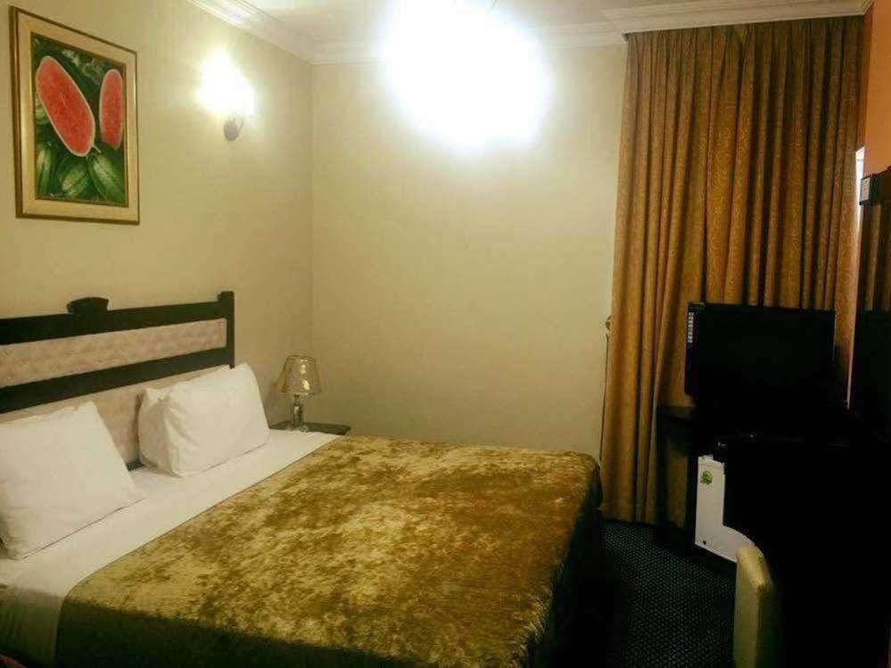 Al Bustan Tower Hotel Suites Sharjah Ngoại thất bức ảnh