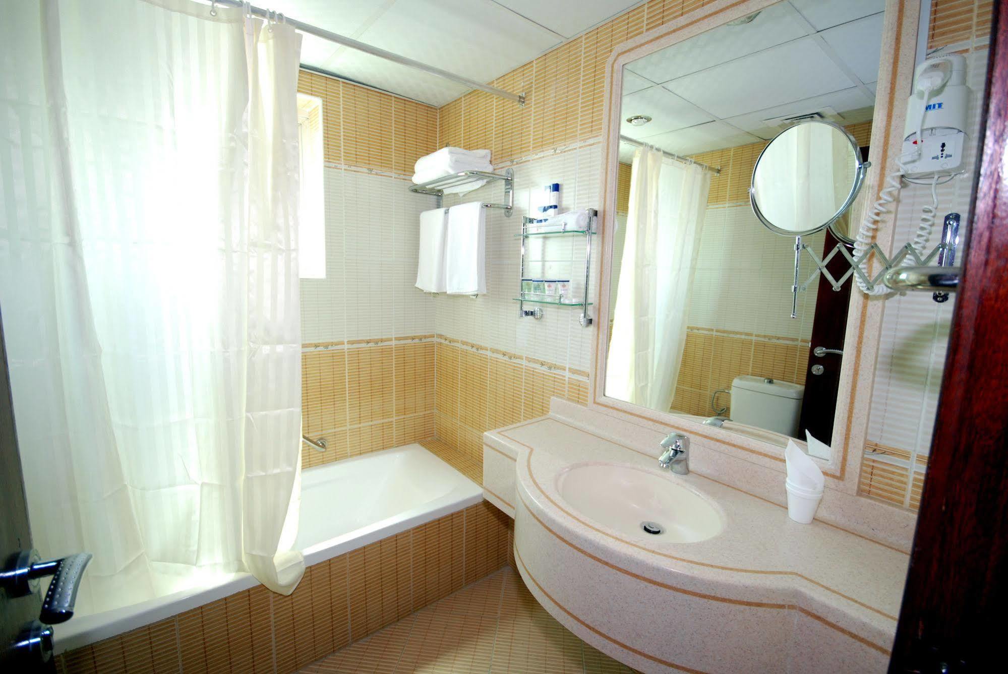 Al Bustan Tower Hotel Suites Sharjah Ngoại thất bức ảnh