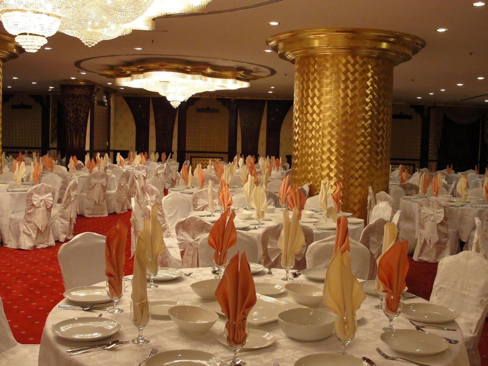 Al Bustan Tower Hotel Suites Sharjah Ngoại thất bức ảnh