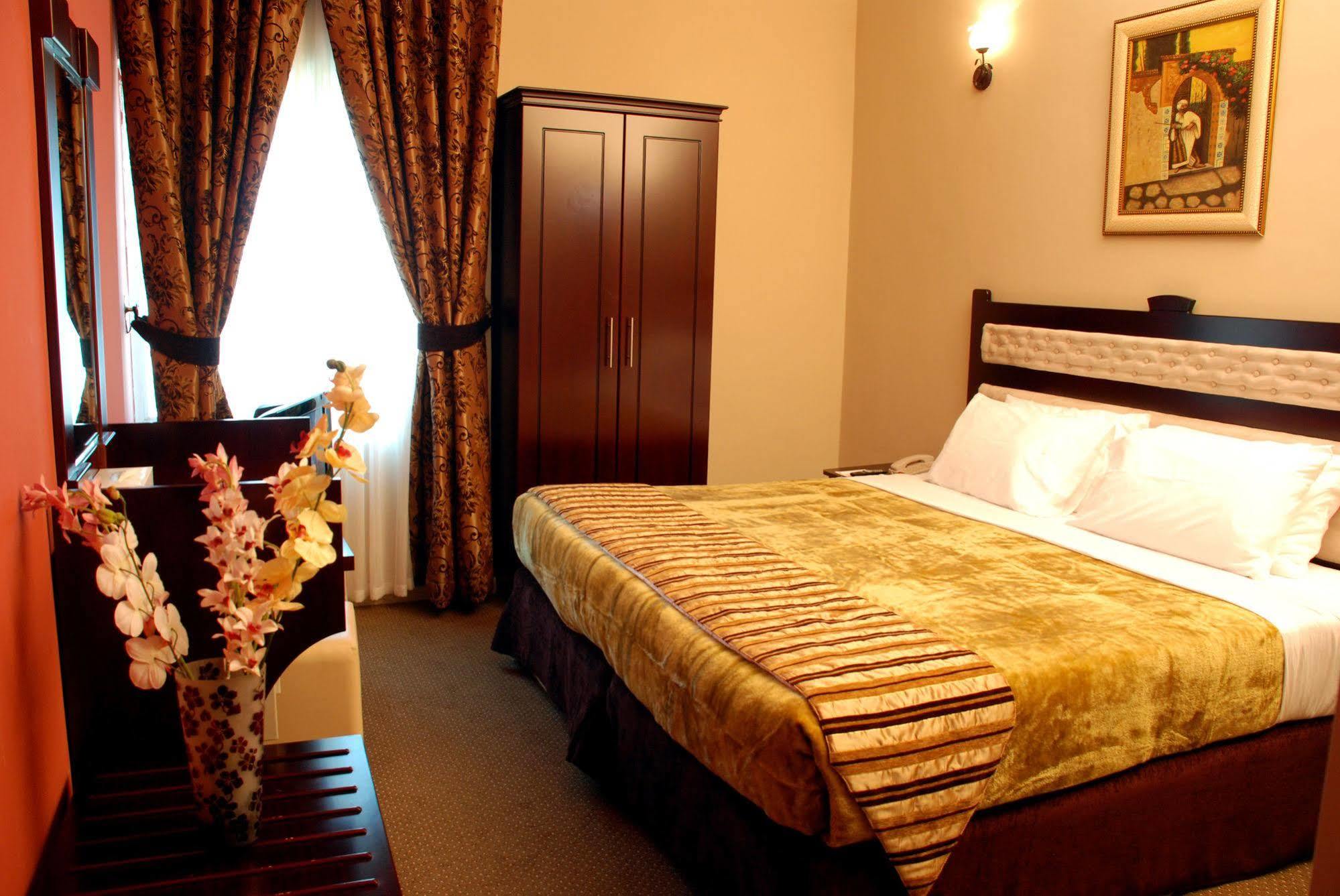 Al Bustan Tower Hotel Suites Sharjah Ngoại thất bức ảnh